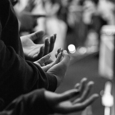 Congregación de Iglesia Piedra Angular adorando a Dios